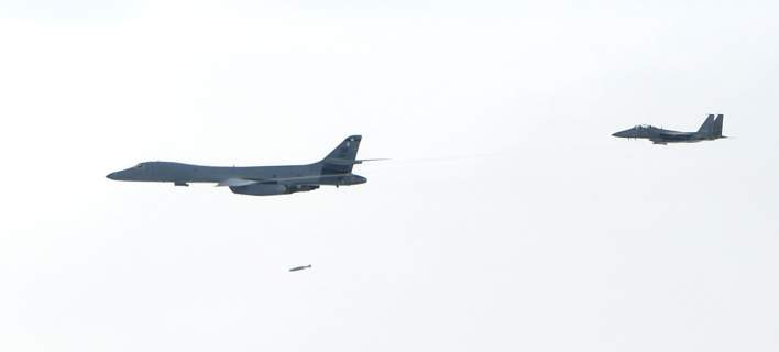 Επίδειξη ισχύος στη Β. Κορέα: Αμερικανικά βομβαρδιστικά συμμετείχαν σε άσκηση με πραγματικά πυρά